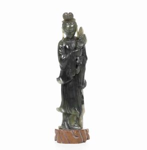 Figura di fanciulla con fiori scolpita in giada verde, Cina, XX secolo  - Asta Arte Orientale - Associazione Nazionale - Case d'Asta italiane