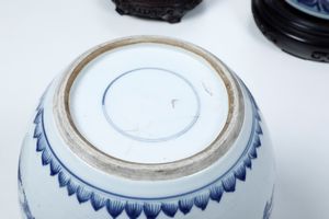 Potiches in porcellana bianca e blu con decori floreali, Cina, Dinastia Qing, XIX secolo  - Asta Arte Orientale - Associazione Nazionale - Case d'Asta italiane