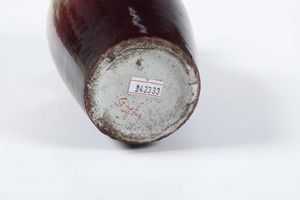 Vaso in ceramica invetriata sui toni del sangue di bue, Cina, Dinastia Qing, XIX secolo  - Asta Arte Orientale - Associazione Nazionale - Case d'Asta italiane