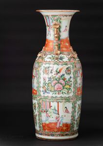 Vaso in porcellana Famiglia Rosa con scene di vita comune e naturalistiche entro riserve e figure di draghetto a rilievo, Cina, Canton, Dinastia Qing, XIX secolo  - Asta Arte Orientale - Associazione Nazionale - Case d'Asta italiane