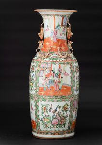 Vaso in porcellana Famiglia Rosa con scene di vita comune e naturalistiche entro riserve e figure di draghetto a rilievo, Cina, Canton, Dinastia Qing, XIX secolo  - Asta Arte Orientale - Associazione Nazionale - Case d'Asta italiane