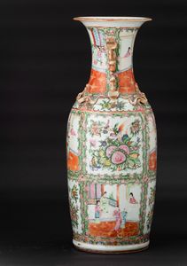 Vaso in porcellana Famiglia Rosa con scene di vita comune e naturalistiche entro riserve e figure di draghetto a rilievo, Cina, Canton, Dinastia Qing, XIX secolo  - Asta Arte Orientale - Associazione Nazionale - Case d'Asta italiane