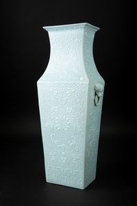 Vaso in porcellana monocroma claire de lune con mascheroni e decori taoisti a rilievo, Cina, Dinastia Qing, XIX secolo  - Asta Arte Orientale - Associazione Nazionale - Case d'Asta italiane