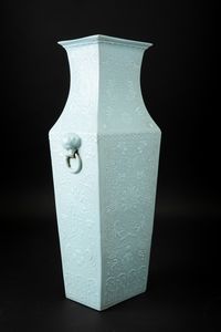 Vaso in porcellana monocroma claire de lune con mascheroni e decori taoisti a rilievo, Cina, Dinastia Qing, XIX secolo  - Asta Arte Orientale - Associazione Nazionale - Case d'Asta italiane