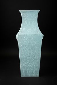 Vaso in porcellana monocroma claire de lune con mascheroni e decori taoisti a rilievo, Cina, Dinastia Qing, XIX secolo  - Asta Arte Orientale - Associazione Nazionale - Case d'Asta italiane