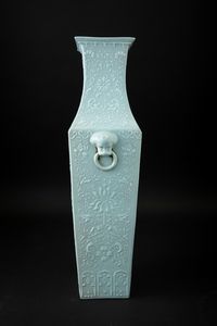 Vaso in porcellana monocroma claire de lune con mascheroni e decori taoisti a rilievo, Cina, Dinastia Qing, XIX secolo  - Asta Arte Orientale - Associazione Nazionale - Case d'Asta italiane