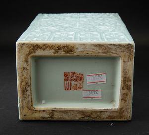 Vaso in porcellana monocroma claire de lune con mascheroni e decori taoisti a rilievo, Cina, Dinastia Qing, XIX secolo  - Asta Arte Orientale - Associazione Nazionale - Case d'Asta italiane