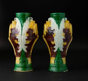 Coppia di vasi in porcellana a smalti Sancai con mascheroni, Cina, XX secolo  - Asta Arte Orientale - Associazione Nazionale - Case d'Asta italiane