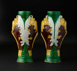 Coppia di vasi in porcellana a smalti Sancai con mascheroni, Cina, XX secolo  - Asta Arte Orientale - Associazione Nazionale - Case d'Asta italiane