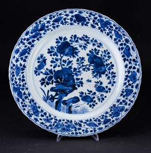 Due piatti in porcellana bianca e blu con decori floreali e soggetti naturalistici, Cina, Dinastia Qing, XIX secolo  - Asta Arte Orientale - Associazione Nazionale - Case d'Asta italiane
