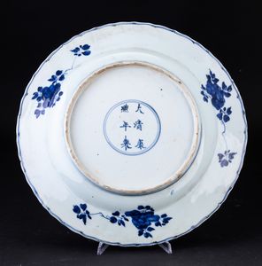 Due piatti in porcellana bianca e blu con decori floreali e soggetti naturalistici, Cina, Dinastia Qing, XIX secolo  - Asta Arte Orientale - Associazione Nazionale - Case d'Asta italiane