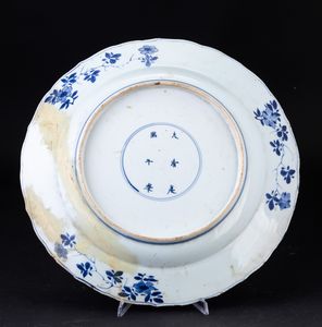 Due piatti in porcellana bianca e blu con decori floreali e soggetti naturalistici, Cina, Dinastia Qing, XIX secolo  - Asta Arte Orientale - Associazione Nazionale - Case d'Asta italiane