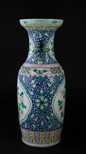 Vaso in porcellana con soggetti naturalistici entro riserve, decori floreali su fondo blu e limoni a rilievo, Cina, Dinastia Qing, XIX secolo  - Asta Arte Orientale - Associazione Nazionale - Case d'Asta italiane