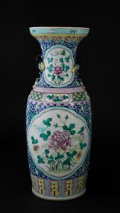 Vaso in porcellana con soggetti naturalistici entro riserve, decori floreali su fondo blu e limoni a rilievo, Cina, Dinastia Qing, XIX secolo  - Asta Arte Orientale - Associazione Nazionale - Case d'Asta italiane