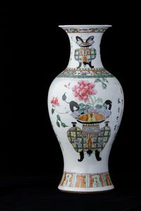 Vaso in porcellana con soggetti naturalistici e iscrizioni, Cina, Dinastia Qing, XIX secolo  - Asta Arte Orientale - Associazione Nazionale - Case d'Asta italiane