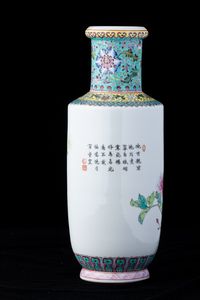 Vaso in porcellana con figura di pavone, decori floreali e iscrizioni, Cina, Repubblica, XX secolo  - Asta Arte Orientale - Associazione Nazionale - Case d'Asta italiane
