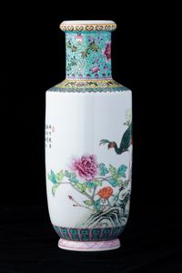 Vaso in porcellana con figura di pavone, decori floreali e iscrizioni, Cina, Repubblica, XX secolo  - Asta Arte Orientale - Associazione Nazionale - Case d'Asta italiane