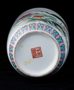 Vaso in porcellana con figura di pavone, decori floreali e iscrizioni, Cina, Repubblica, XX secolo  - Asta Arte Orientale - Associazione Nazionale - Case d'Asta italiane