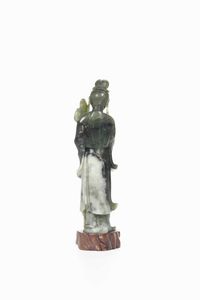 Figura di fanciulla con fiori scolpita in giada verde, Cina, XX secolo  - Asta Arte Orientale - Associazione Nazionale - Case d'Asta italiane