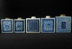 Cinque porta the in porcellana bianca e blu con decori floreali e ideogrammi, Cina, Dinastia Qing, epoca Qianlong (1736-1796)  - Asta Arte Orientale - Associazione Nazionale - Case d'Asta italiane