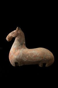 Figura di cavallo in terracotta con tracce di policromia, Cina, Dinastia Tang (618-906)  - Asta Arte Orientale - Associazione Nazionale - Case d'Asta italiane
