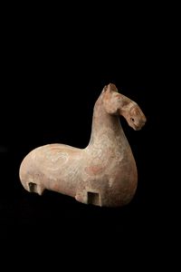 Figura di cavallo in terracotta con tracce di policromia, Cina, Dinastia Tang (618-906)  - Asta Arte Orientale - Associazione Nazionale - Case d'Asta italiane