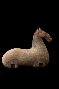 Figura di cavallo in terracotta con tracce di policromia, Cina, Dinastia Tang (618-906)  - Asta Arte Orientale - Associazione Nazionale - Case d'Asta italiane