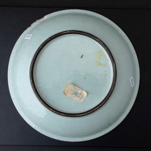 Piatto in porcellana Longquan color Celadon con decori floreali, Cina, Dinastia Qing, XIX secolo  - Asta Arte Orientale - Associazione Nazionale - Case d'Asta italiane