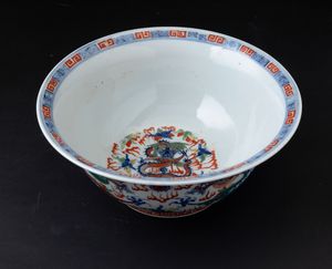 Grande bowl in porcellana con decoro di draghi tra le nuvole, Cina, Dinastia Qing, XIX secolo  - Asta Arte Orientale - Associazione Nazionale - Case d'Asta italiane