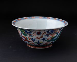 Grande bowl in porcellana con decoro di draghi tra le nuvole, Cina, Dinastia Qing, XIX secolo  - Asta Arte Orientale - Associazione Nazionale - Case d'Asta italiane