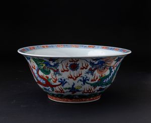 Grande bowl in porcellana con decoro di draghi tra le nuvole, Cina, Dinastia Qing, XIX secolo  - Asta Arte Orientale - Associazione Nazionale - Case d'Asta italiane