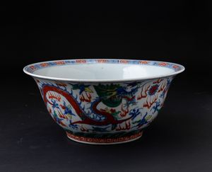 Grande bowl in porcellana con decoro di draghi tra le nuvole, Cina, Dinastia Qing, XIX secolo  - Asta Arte Orientale - Associazione Nazionale - Case d'Asta italiane