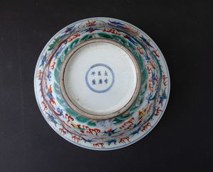 Grande bowl in porcellana con decoro di draghi tra le nuvole, Cina, Dinastia Qing, XIX secolo  - Asta Arte Orientale - Associazione Nazionale - Case d'Asta italiane