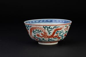 Ciotola in porcellana con figure di draghi tra le nuvole, Cina, Dinastia Qing, XIX secolo  - Asta Arte Orientale - Associazione Nazionale - Case d'Asta italiane
