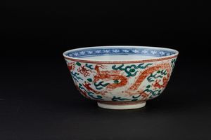 Ciotola in porcellana con figure di draghi tra le nuvole, Cina, Dinastia Qing, XIX secolo  - Asta Arte Orientale - Associazione Nazionale - Case d'Asta italiane