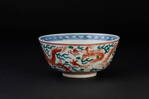 Ciotola in porcellana con figure di draghi tra le nuvole, Cina, Dinastia Qing, XIX secolo  - Asta Arte Orientale - Associazione Nazionale - Case d'Asta italiane