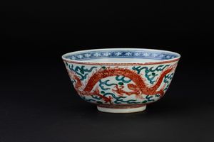 Ciotola in porcellana con figure di draghi tra le nuvole, Cina, Dinastia Qing, XIX secolo  - Asta Arte Orientale - Associazione Nazionale - Case d'Asta italiane