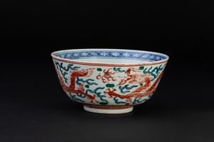 Ciotola in porcellana con figure di draghi tra le nuvole, Cina, Dinastia Qing, XIX secolo  - Asta Arte Orientale - Associazione Nazionale - Case d'Asta italiane