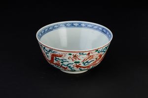 Ciotola in porcellana con figure di draghi tra le nuvole, Cina, Dinastia Qing, XIX secolo  - Asta Arte Orientale - Associazione Nazionale - Case d'Asta italiane