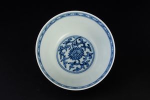 Ciotola in porcellana con figure di draghi tra le nuvole, Cina, Dinastia Qing, XIX secolo  - Asta Arte Orientale - Associazione Nazionale - Case d'Asta italiane