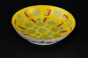Piatto in porcellana a smalti policromi con figure di pipistrelli e simboli taoisti a fondo giallo, Cina, Dinastia Qing, epoca Guangxu (1875-1908)  - Asta Arte Orientale - Associazione Nazionale - Case d'Asta italiane