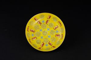 Piatto in porcellana a smalti policromi con figure di pipistrelli e simboli taoisti a fondo giallo, Cina, Dinastia Qing, epoca Guangxu (1875-1908)  - Asta Arte Orientale - Associazione Nazionale - Case d'Asta italiane