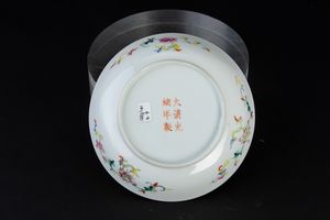 Piatto in porcellana a smalti policromi con figure di pipistrelli e simboli taoisti a fondo giallo, Cina, Dinastia Qing, epoca Guangxu (1875-1908)  - Asta Arte Orientale - Associazione Nazionale - Case d'Asta italiane