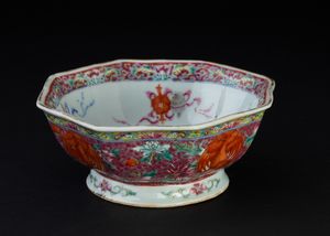 Alzata ottagonale in porcellana a smalti policromi con decori floreali e soggetti naturalistici, Cina, Dinastia Qing, XIX secolo  - Asta Arte Orientale - Associazione Nazionale - Case d'Asta italiane