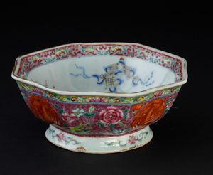 Alzata ottagonale in porcellana a smalti policromi con decori floreali e soggetti naturalistici, Cina, Dinastia Qing, XIX secolo  - Asta Arte Orientale - Associazione Nazionale - Case d'Asta italiane