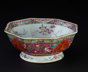 Alzata ottagonale in porcellana a smalti policromi con decori floreali e soggetti naturalistici, Cina, Dinastia Qing, XIX secolo  - Asta Arte Orientale - Associazione Nazionale - Case d'Asta italiane