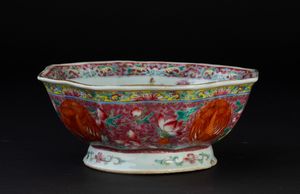 Alzata ottagonale in porcellana a smalti policromi con decori floreali e soggetti naturalistici, Cina, Dinastia Qing, XIX secolo  - Asta Arte Orientale - Associazione Nazionale - Case d'Asta italiane