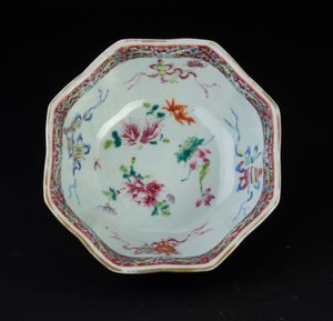 Alzata ottagonale in porcellana a smalti policromi con decori floreali e soggetti naturalistici, Cina, Dinastia Qing, XIX secolo  - Asta Arte Orientale - Associazione Nazionale - Case d'Asta italiane
