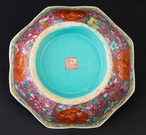 Alzata ottagonale in porcellana a smalti policromi con decori floreali e soggetti naturalistici, Cina, Dinastia Qing, XIX secolo  - Asta Arte Orientale - Associazione Nazionale - Case d'Asta italiane