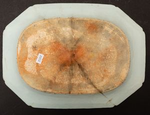 Piatto ottagonale in porcellana Famiglia Rosa raffigurante scena di vita comune e decori floreali, Cina, Dinastia Qing, epoca Qianlong (1736-1796)  - Asta Arte Orientale - Associazione Nazionale - Case d'Asta italiane